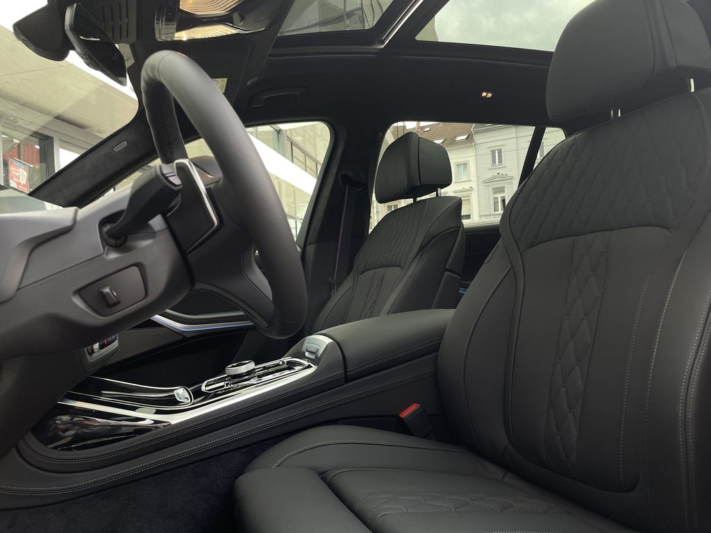 BMW X7 40d xDrive Msport PRO | FACELIFT | předváděcí auto na dovoz | přímo od německého autorizovaného prodejce | luxusní šedé naftové SUV | černá kůže | skvělá výbava | auto ihned k předání | super cena 2.579.000,- Kč bez DPH | více info a nákup online